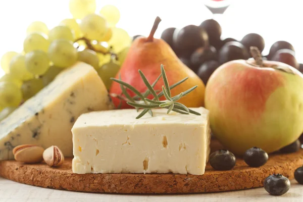 Vari tipi di formaggio e frutta — Foto Stock