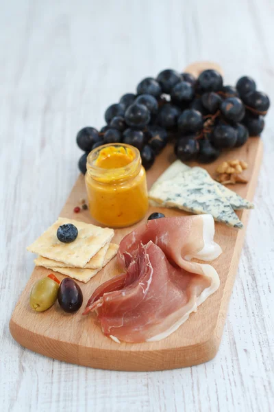 Appetizer with ham, cheese and fruits — Stock Photo, Image