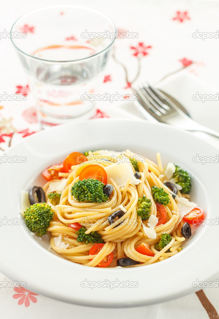 Spaghetti with broccoli and tomatoes