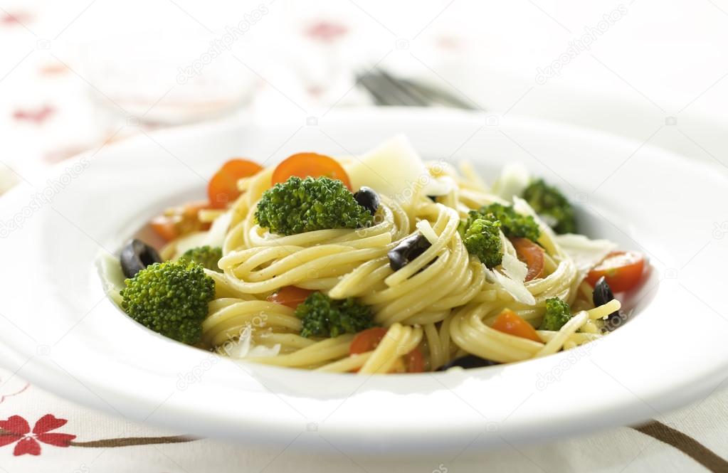 Spaghetti with broccoli and tomatoes