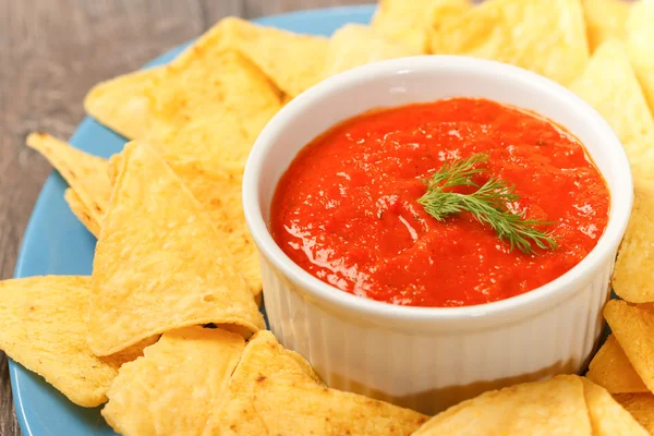 Nachos i dip pomidorowy — Zdjęcie stockowe