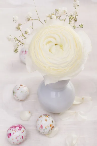 Stillleben mit Blumen und Schokolade Osterbonbons — Stockfoto