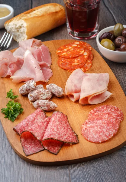 Voorgerecht met verschillende soorten salami — Stockfoto