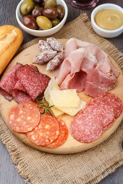 Voorgerecht met verschillende soorten salami — Stockfoto