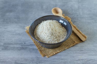 Küçük bir kasede buğday unu.