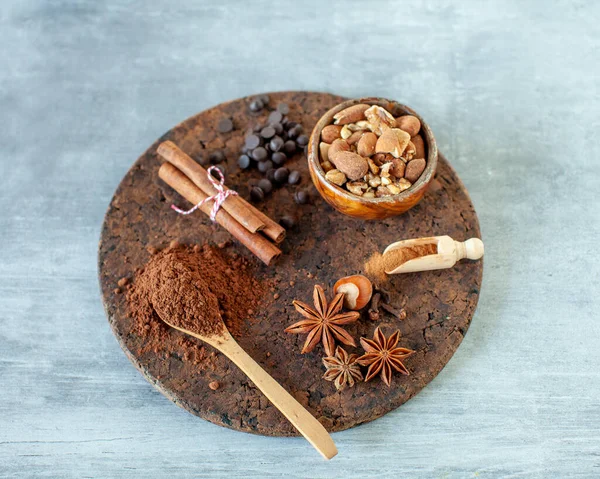 Tarçınlı Diğer Baharatlı Sıcak Çikolata Yapmak Için Gerekli Malzemeler — Stok fotoğraf