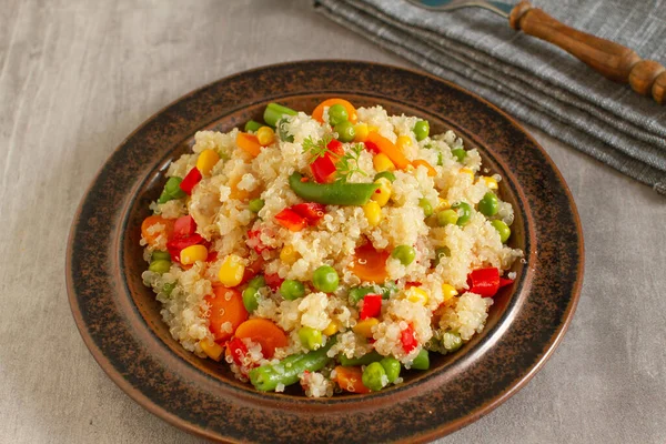 Gesundes Vegetarisches Gericht Mit Quinoa Und Frühlingsgemüse — Stockfoto