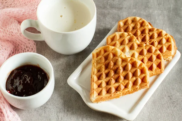 Szív Alakú Gofri Eperlekvárral Cappuccinóval — Stock Fotó