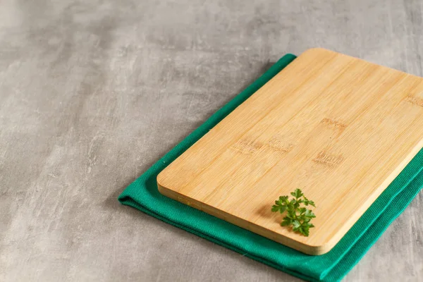 Tavola Cucina Legno Vuota Asciugamano Verde Sfondo Grigio — Foto Stock