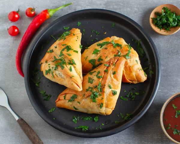 Vegetarische Samosas Oder Mit Weißkäse Und Fleischfüllung Mit Tomatensauce Auf — Stockfoto