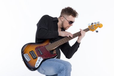 tutum ile bas gitarist