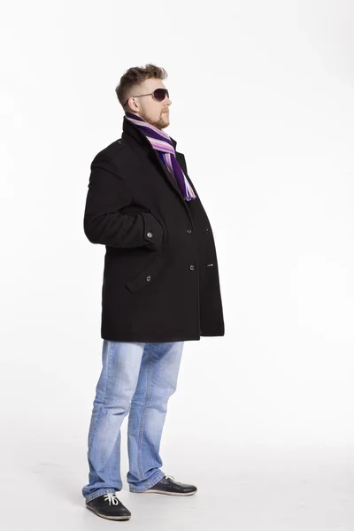 Portrait d'un bel homme blond élégant avec des lunettes de soleil et un manteau — Photo