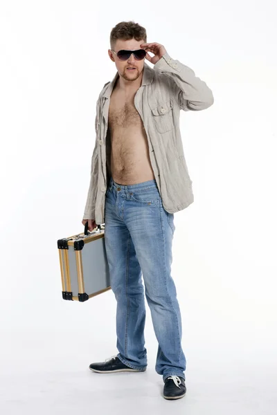 Macho férfi a kabátot egy meztelen test-val egy aktatáska — Stock Fotó