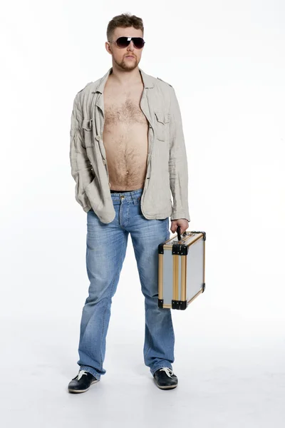 Macho man i jackan på en naken kropp med en portfölj — Stockfoto