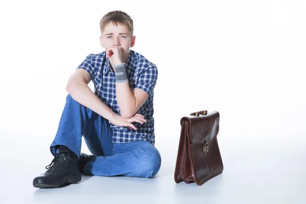 Lächelnder Teenager mit der Schule und syadya auf svlom ba — Stockfoto