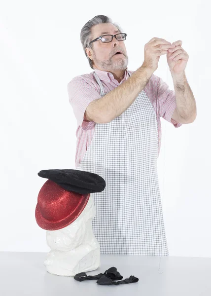 Tailleur travaillant à la maison avec un chapeau — Photo