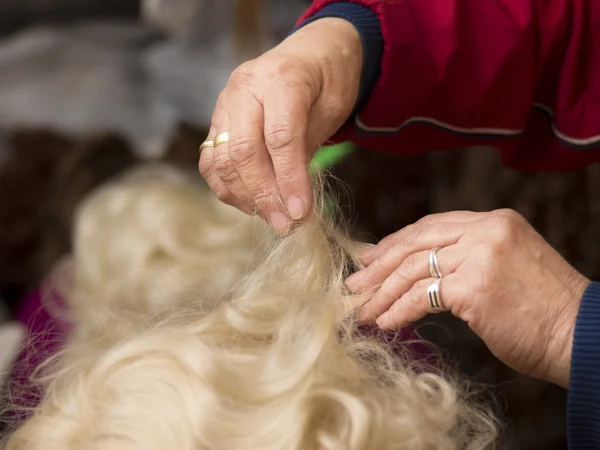 Hands of hairdresser — Stock Photo, Image