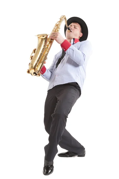 Молодой человек играет на саксофоне — стоковое фото