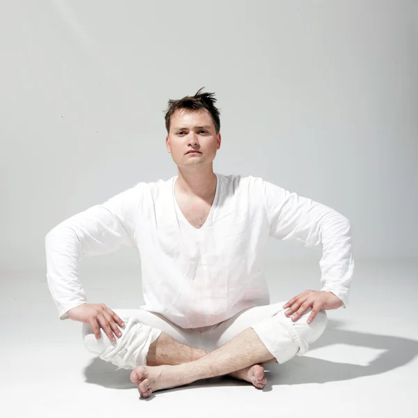 Człowiek siedzi w pozie jogi — Zdjęcie stockowe