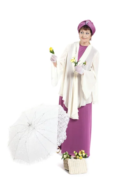 Женщина с цветами держит зонтик — стоковое фото