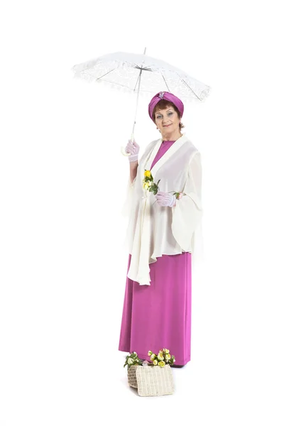 Жінка з квітами тримає парасольку — стокове фото