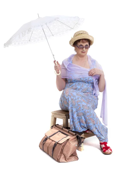Kvinna i blå klänning innehar paraply — Stockfoto