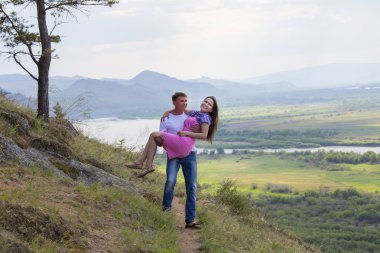 kız arkadaşı kollarında tutan adam