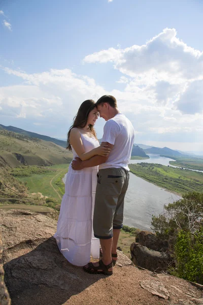 Young Couple hugging in mountains — Stock Photo, Image