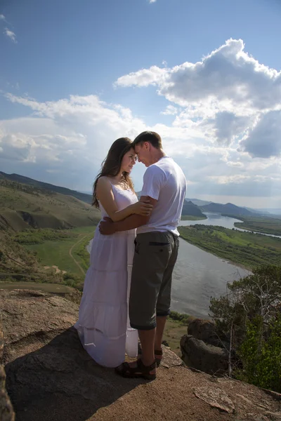 Young Couple hugging in mountains — Stock Photo, Image