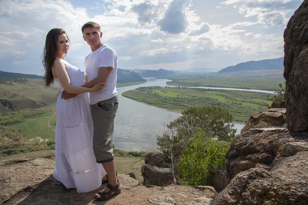 Pareja joven abrazándose en las montañas — Foto de Stock