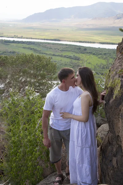 Couple kissing in mountains — Stock Photo, Image