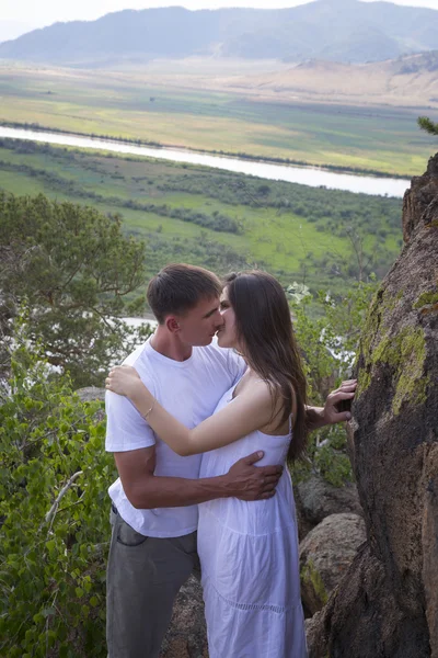 Dağlarda öpüşme Çift — Stok fotoğraf