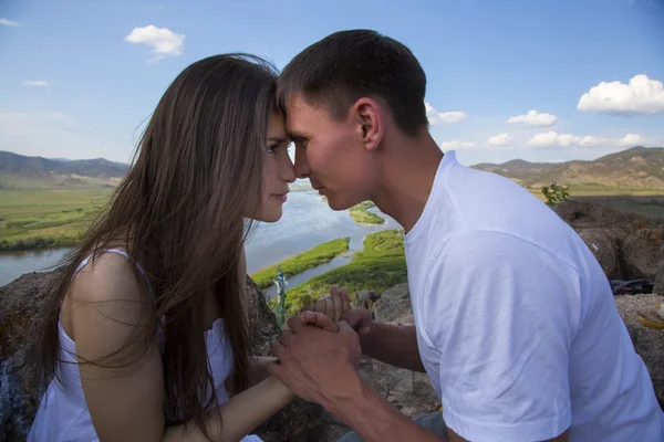 Couple looking into each other's eyes — Stock Photo, Image