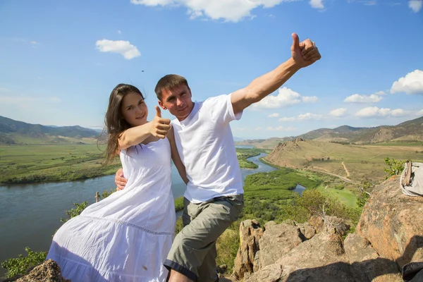 Couple showing trumbs up in mountains — Stock Photo, Image