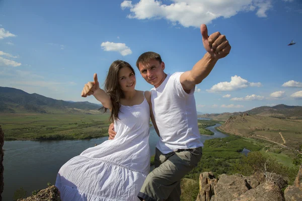Paar trumpft in den Bergen auf — Stockfoto
