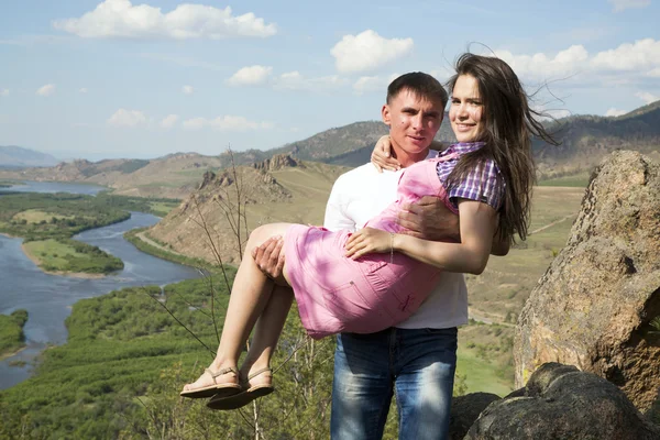 Мужчина держит свою девушку на руках — стоковое фото