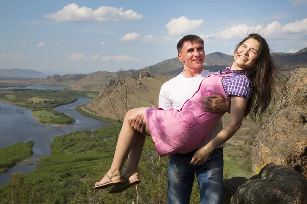 Hombre sosteniendo a su novia en sus brazos — Foto de Stock
