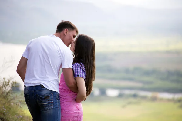 Casal beijando nas montanhas — Fotografia de Stock