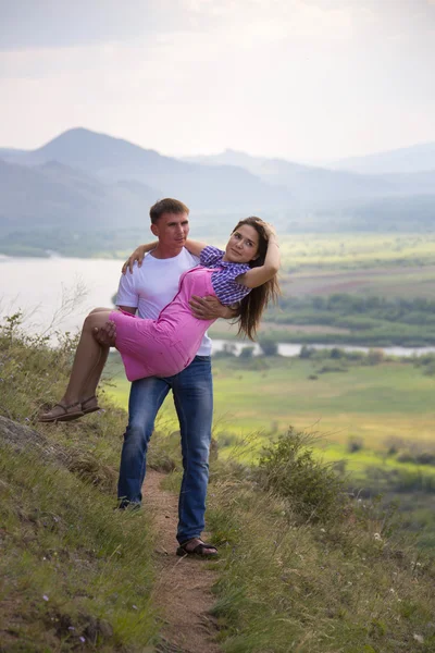 Hombre sosteniendo a su novia en sus brazos — Foto de Stock