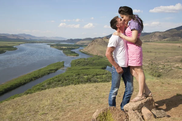 Casal beijando nas montanhas — Fotografia de Stock