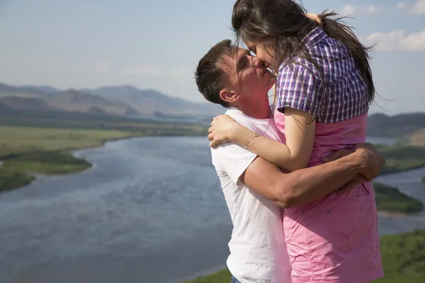 Cuplu sărutat în munți — Fotografie, imagine de stoc