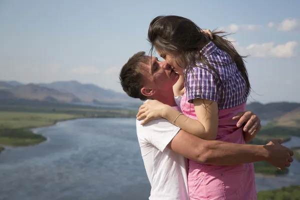 Couple kissing in mountains — Stock Photo, Image