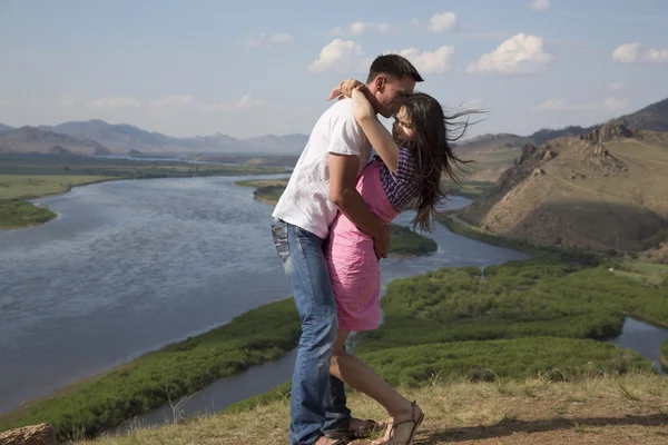 Jovem casal abraçando nas montanhas — Fotografia de Stock