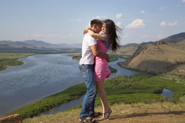 Jovem casal abraçando nas montanhas — Fotografia de Stock