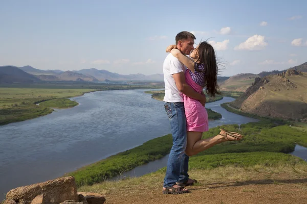 Casal beijando nas montanhas — Fotografia de Stock