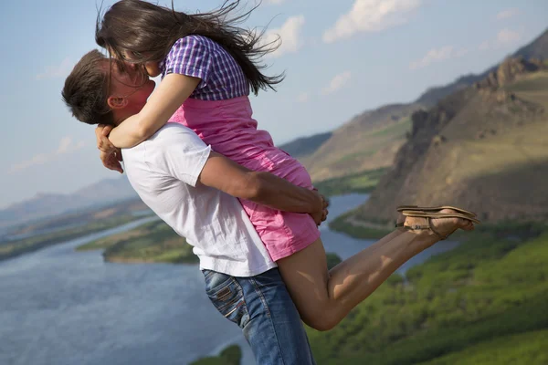 Casal beijando nas montanhas — Fotografia de Stock