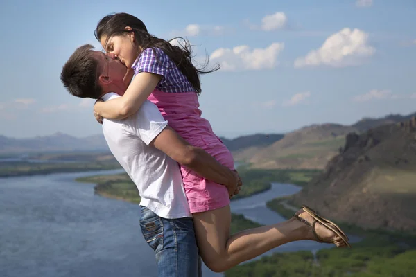 Couple kissing in mountains — Stock Photo, Image