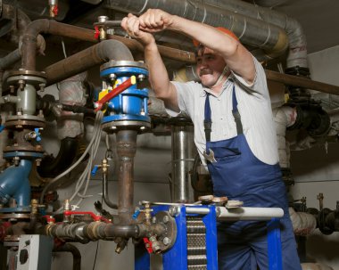 Tesisatçı çalışıyor.