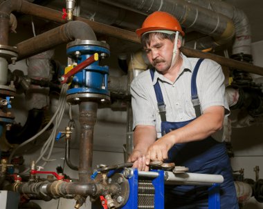 Tesisatçı çalışıyor.