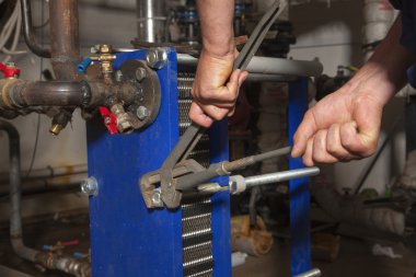 Tesisatçı çalışıyor.